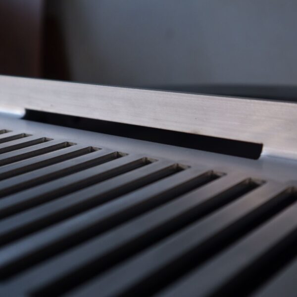 Hot Plate Grill Grate Fat Drain Cleaning Slot.jpg
